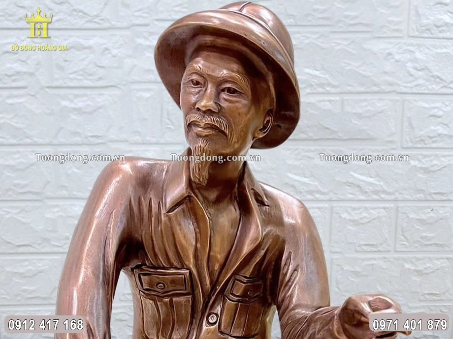 Gương mặt đầy suy tư của Bác được chạm khắc sắc nét